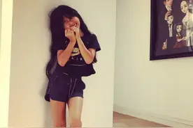 未成年小女孩之所以喜欢穿性感的衣服，竟然是因为她的妈妈图片