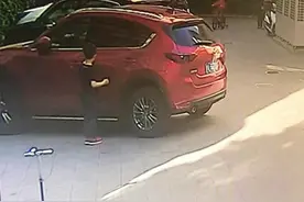 唉，又是熊孩子……将车划成“大花脸”后还“签名”图片