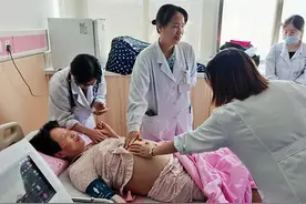 52岁高龄高危产妇在闽东医院平安生下龙凤胎宝宝图片