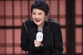 张凯丽都58岁人了，最爱穿短裤秀出“丝袜腿”，好身材大婶辈少见图片