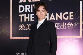 郑元畅穿深色西装帅气不减当年，散发稳重气质图片