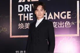 郑元畅穿深色西装帅气不减当年，散发稳重气质图片
