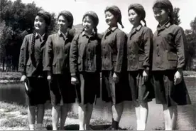 难忘74式军服——海军恢复水兵服，女兵穿上了裙子图片
