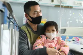 白血病让我的女儿双眼失明，疫情过后爸爸每天守在你的床边图片