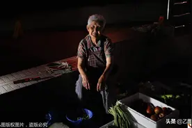 7旬奶奶路灯下谋生：每天凌晨3点起床贩菜，夜晚9点才归图片