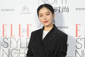 阚清子玩“下装失踪法”，妆发精致，网友：有被美到图片