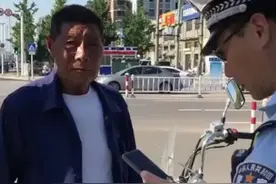 7旬大爷卖鹅违章，交警这个举动引网友狂赞！图片