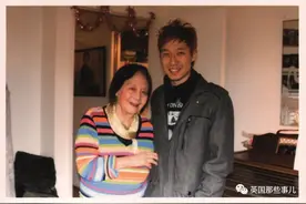 美国小哥翻出外婆生前相册，发现是中国超红歌星图片