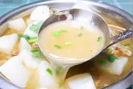 羊肉汤怎么炖才好喝？大厨告诉你诀窍和做法，汤浓味鲜还没膻味图片