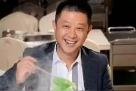 4张桌子起家，靠一口锅捞金千亿，45岁全家移民，成新加坡首富图片