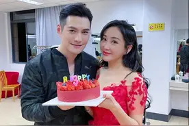 36岁杜若溪甜蜜庆生，被老公严屹宽宠成少女，身材苗条不像娃妈图片