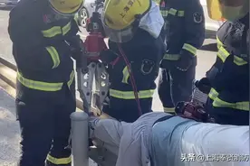 疼！奉贤一外卖小哥脚卡马路护栏 消防员“钳”来解救图片