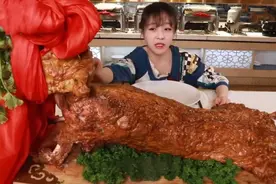大胃王挑战60斤“烤乳猪”，镜头转45度穿帮，网友：我能吃2只！图片