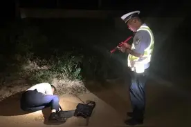 深夜建设路上躺着一个人，这个穿白衬衫的中年男子一定有故事图片