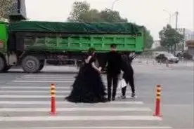 杭州有人走上斑马线拍婚纱照！网友：结婚和生命都只有一次图片