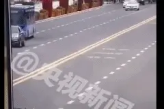贵州安顺载有高考学生大巴冲进水库，坠湖瞬间画面曝光，突然横冲到对面车道图片