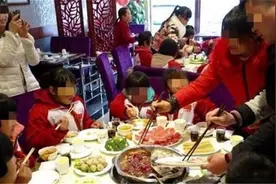6岁男孩朝邻桌火锅吐口水，邻桌的反击大快人心，网友：干得漂亮图片