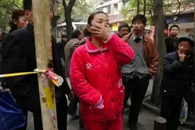 这种妈妈接娃放学，影响自己形象不说还很伤孩子的自尊，愿你不是图片