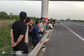 大客车抛锚致48名乘客滞留，高速交警妥善安排转运图片