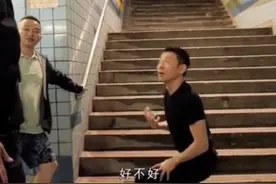 58岁刘德华亲自滚楼梯教群演演戏，亲身示范表演动作，被赞太敬业图片