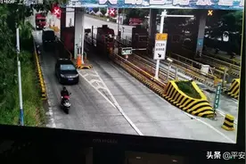 渭南大妈骑着她心爱的小摩托，逆行驶进了高速路超车道…图片