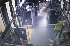 男孩只顾玩手机独自上公交车，还一脸淡定称“我家长在后面坐”​图片