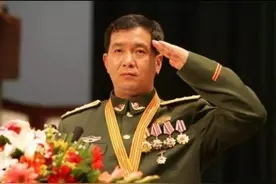 割下断臂押回越军俘虏，现役独臂将军丁晓兵：请允许我用左手敬礼图片