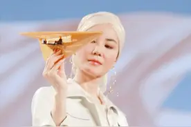 王菲老了都这么能“作”，往头上包头巾显得脸略大，却很有时尚范图片