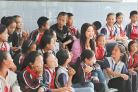 为贫困县小学送琴，王小玮：愿音乐让山里孩子世界更多彩图片