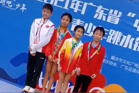 光速!全红婵为广东省青少年跳水冠军颁奖,去年她夺5金1银上台领奖图片