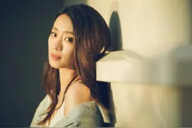 因春晚跷二郎腿出名，饰演过冯巩的爱女，现在为贾玲打工图片