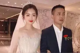 婚礼现场来了2个新郎，宾客以为要“抢婚”，新娘：是我亲爸图片