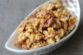 养生健脑美食“琥珀核桃仁、核桃仁炒菜花、菠菜木耳拌核桃仁”图片