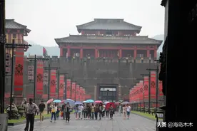 游览横店影视城秦皇宫，感受古代皇城的宏伟气势图片