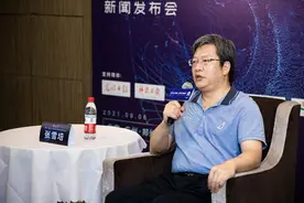 2000多台手术，其中470多台是指挥着手术机器人“达芬奇”做的图片