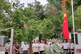 潍坊高密：新老教师齐升旗 爱党爱国守初心图片