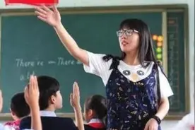 女孩姓“房”，上课时老师都不敢点名，老师：念出来很尴尬图片