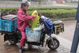 宁波男子在电瓶车塑料筐里，给2岁女儿安了“家”！原因让人心疼图片