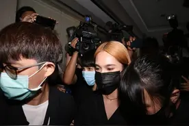 杨丞琳现身小鬼黄鸿升灵堂悼念 全程表情严肃图片