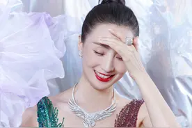49岁陶虹也太美了，穿深V拼色长裙戴钻石项链，气质华贵而优雅图片