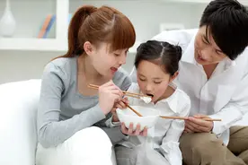 宝宝睡眠的四种异常，暗示辅食添加过度，当心身高、脾胃有问题图片