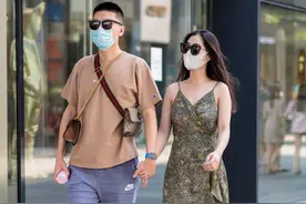 看街拍 识包包：情侣出门逛街 男生女生都背什么包？图片