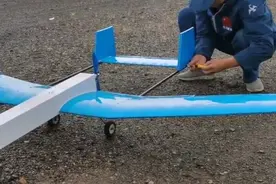 七旬老人40年做了500架飞机模型，还多次参加制作军事航空模型图片