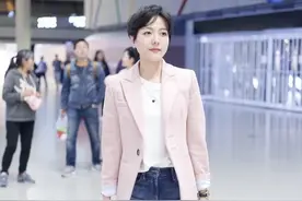 汪涵老婆人到中年状态真好！粉色西装配微喇裤，打扮年轻似小姑娘图片