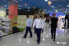 朔州市消防救援支队副支队长王永祥深入怀仁市大型综合商场进行专项检查图片