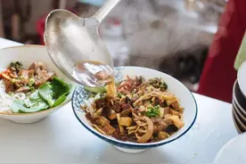 它是“羊肉泡馍”的分支美食，味道却香出8条街，外地人很少知道图片