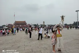 在北京毛主席纪念堂瞻仰毛主席遗容图片