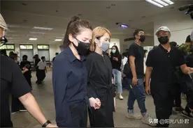 小鬼遗体火化完毕，父亲护送骨灰花葬阳明山，好友杨丞琳一路陪同图片