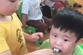 舅舅和外甥被分到幼儿园同班，吃饭时享受特殊待遇，老师被逗乐图片
