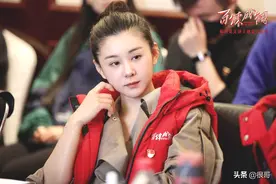 李小萌出演《百炼成钢》获好评，不仅凭借山东话圈粉，唱歌也好听图片